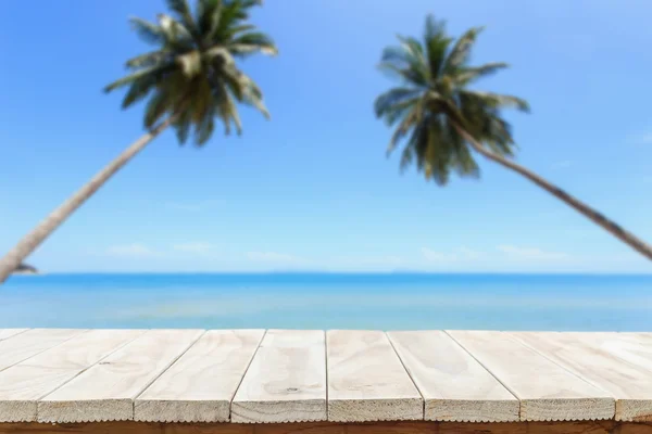 Άδειο κορυφή ξύλινο τραπέζι ή πάγκο και θέα στην τροπική παραλία — Φωτογραφία Αρχείου