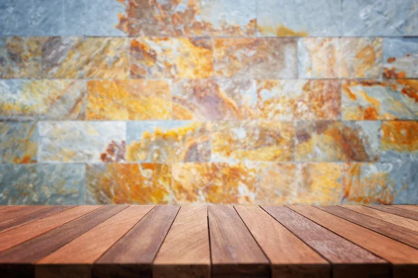 Boş üst ahşap masa ve taş duvar arka plan — Stok fotoğraf
