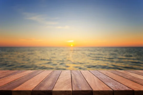 Parte superior vacía de mesa de madera y vista del atardecer o el amanecer backgrou — Foto de Stock