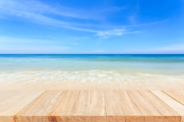 Lege top van houten tafel en uitzicht op tropisch strand — Stockfoto