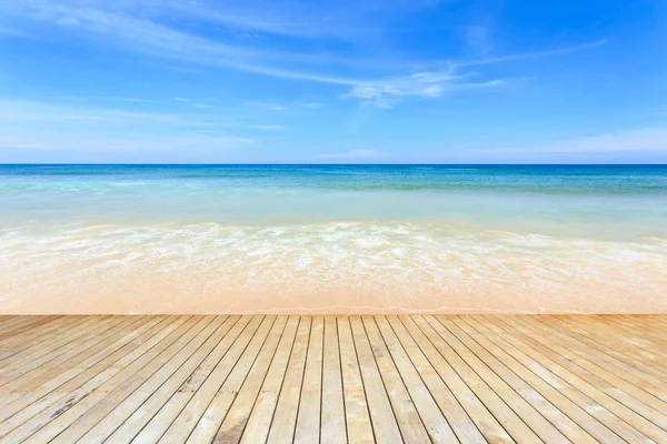 Pusty top, drewniany taras i widok na tropikalnej plaży — Zdjęcie stockowe