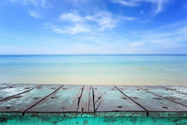 Порожній верх дерев'яного столу і вид на тропічний пляжний фон — стокове фото