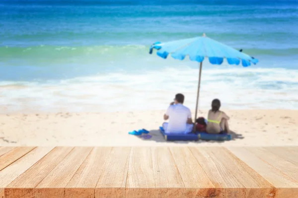Piano vuoto del tavolo in legno e vista sulla spiaggia tropicale — Foto Stock