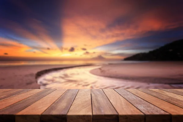 Plateau vide de la table en bois et vue sur le coucher du soleil ou le lever du soleil backgrou — Photo