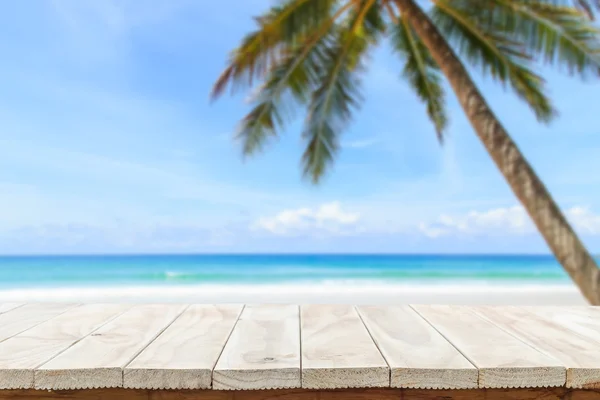 Leere Platte von Holztisch oder Theke und Blick auf tropischen Strand — Stockfoto