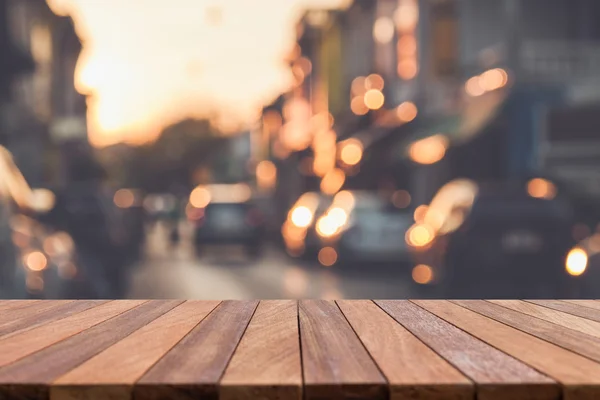 Tomma trä bord och oskärpa med bokeh bakgrund — Stockfoto