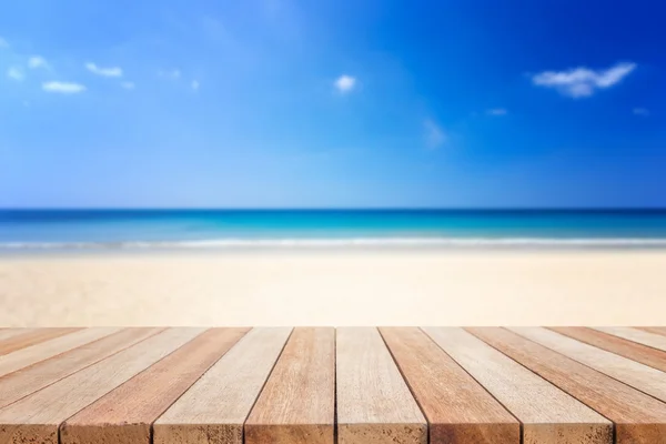 Leere Platte von Holztisch oder Theke und Blick auf tropischen Strand — Stockfoto