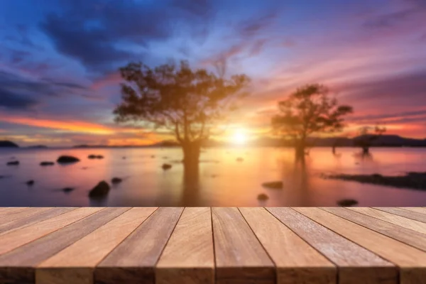 Leere Platte des Holztisches und Blick auf Sonnenuntergang oder Sonnenaufgang — Stockfoto