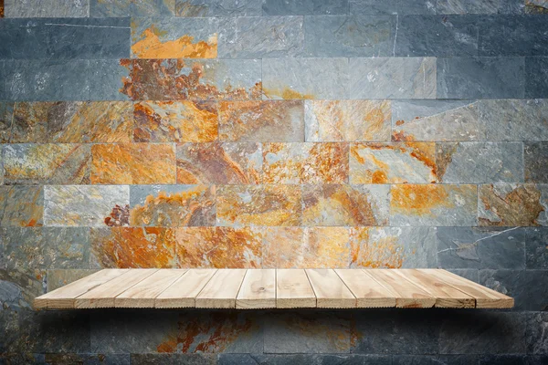Estantes de madera vacíos y fondo de pared de piedra. Para el producto disp —  Fotos de Stock