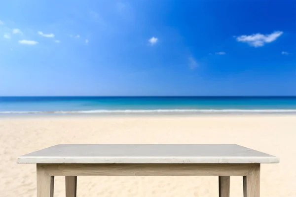 Piano vuoto del tavolo in pietra naturale e vista sulla spiaggia tropicale indietro — Foto Stock