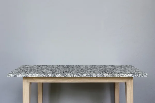Порожній верхній частині природного кам'яного столу і сірий фон стіни — стокове фото