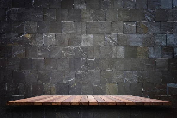 Порожні верхні дерев'яні полки і кам'яні стіни фону — стокове фото