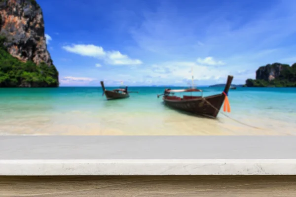 Leere Platte von Natursteintisch und Blick auf tropischen Strand zurück — Stockfoto