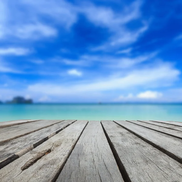 Topo da mesa de madeira e vista do mar e céu azul — Fotografia de Stock