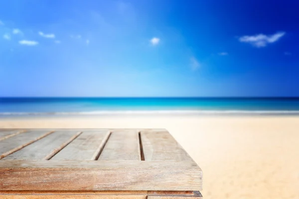 लकड़ी की मेज के खाली शीर्ष और उष्णकटिबंधीय समुद्र तट का दृश्य — स्टॉक फ़ोटो, इमेज