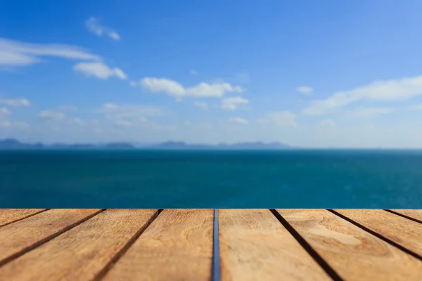 Platte aus Teakholz Tisch und Blick auf Meer und blauen Himmel — Stockfoto