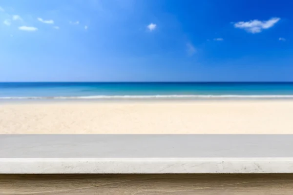 Parte superior vacía de mesa de piedra natural y vista de la playa tropical de nuevo —  Fotos de Stock