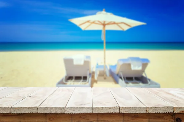 Piano vuoto del tavolo o del bancone in legno e vista sulla spiaggia tropicale — Foto Stock