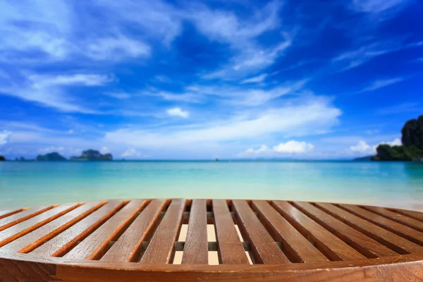 Parte superior vacía de mesa de madera y vista de la playa tropical — Foto de Stock