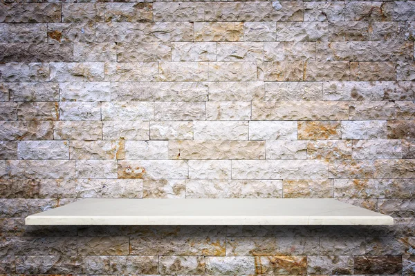 Haut vide des étagères en pierre naturelle et fond de mur en pierre — Photo