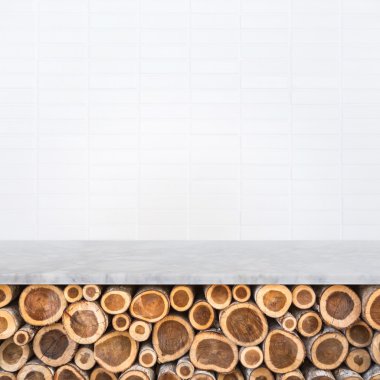 Doğal taş tablo veya sayaç odun yığını ile üst lo boş