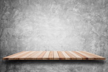 Boş üst ahşap raflar ve taş duvar arka plan 