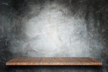 Doğal taş raflar ve taş duvar arka plan boş üst 