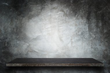 Doğal taş raflar ve taş duvar arka plan boş üst 