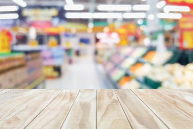 Boş üst ahşap masa ve bokeh arka plan ile bulanıklık 