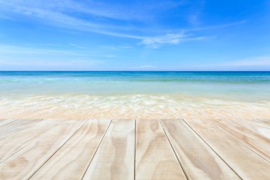 Ahşap masa veya sayaç üzerinde beyaz adam izole boş üstünde