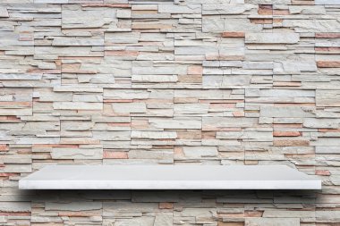 Doğal taş raflar ve taş duvar arka plan boş üst 