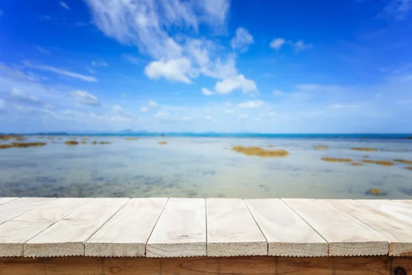 Piano vuoto del tavolo o del bancone in legno e vista sulla spiaggia tropicale — Foto Stock