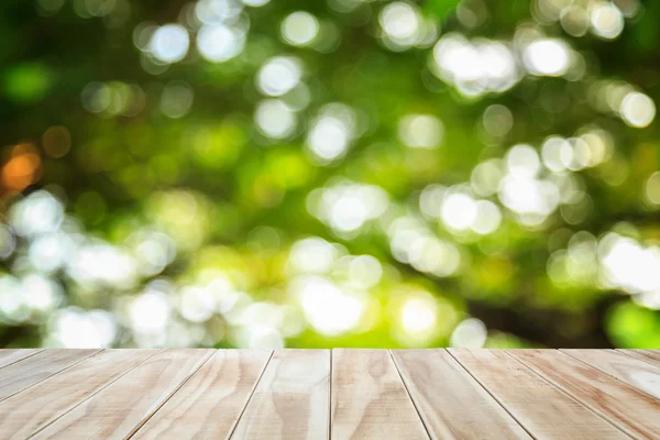 Mesa de madeira superior vazia e bokeh embaçado abstrato ensolarado — Fotografia de Stock