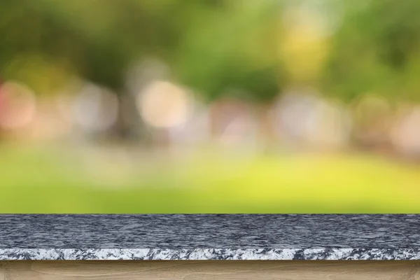 Piano vuoto di granito tavolo di pietra o contatore su sfocato bac verde — Foto Stock