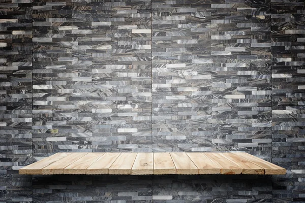 Estantes de madera vacíos y fondo de pared de piedra. Para el producto disp — Foto de Stock