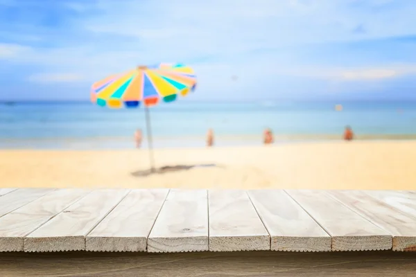 Parte superior vacía de mesa de madera y vista de fondo de playa tropical — Foto de Stock
