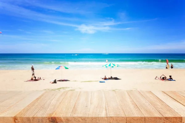 Lege top van houten tafel en uitzicht op tropisch strand — Stockfoto