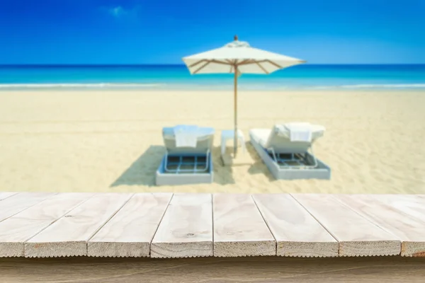 Leere Platte von Holztisch und Blick auf tropischen Strand Hintergrund — Stockfoto