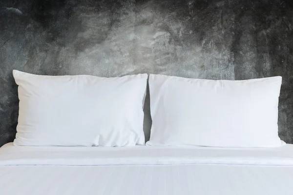 Белые простыни и подушки в номере отеля — стоковое фото