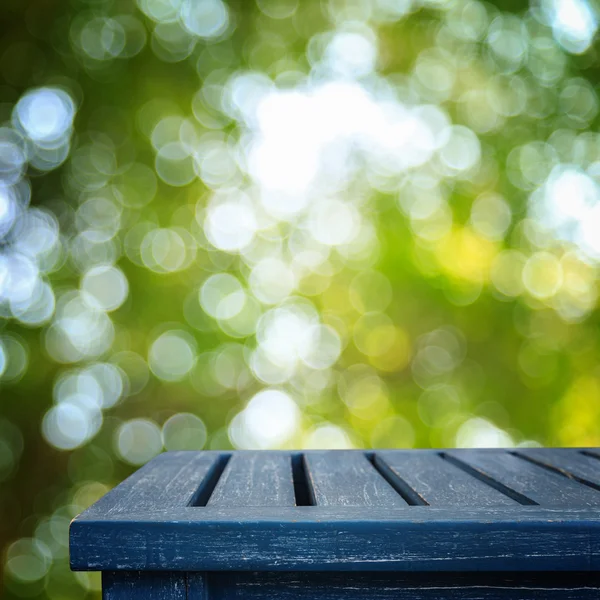 Mesa de madeira superior vazia e bokeh embaçado abstrato ensolarado — Fotografia de Stock