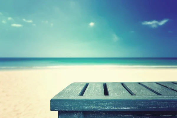 Parte superior vacía de mesa de madera y vista de la playa tropical — Foto de Stock
