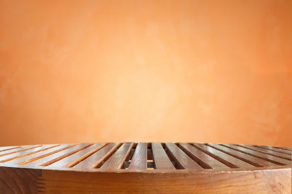 Mesa de madera superior vacía y fondo de pared de piedra — Foto de Stock