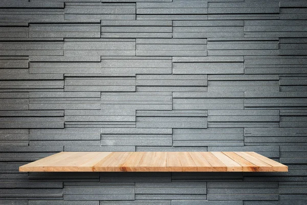 Scaffali in legno vuoti e sfondo muro di pietra. Per disp prodotto — Foto Stock