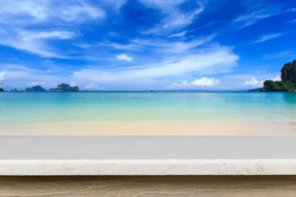 Leere Platte von Natursteintisch und Blick auf tropischen Strand zurück — Stockfoto