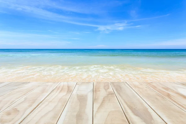 Parte superior vacía de mesa de madera o mostrador aislado sobre fondo blanco — Foto de Stock