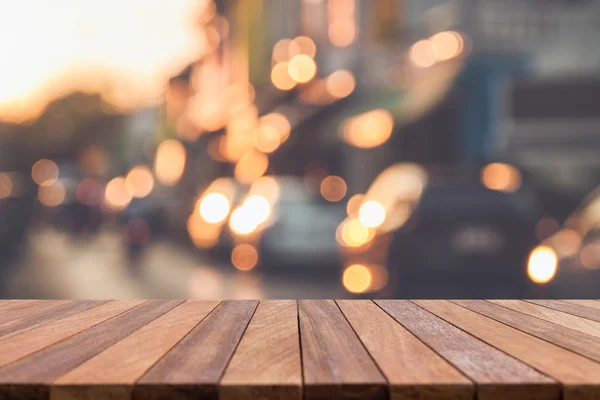 Tavolo in legno vuoto e sfocatura con sfondo bokeh — Foto Stock