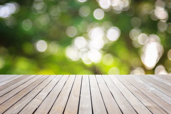 Пустой верхний деревянный стол и солнечный абстрактный размытый боке — стоковое фото