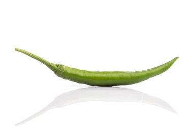 Beyaz arka plan üzerinde izole taze Tay chili