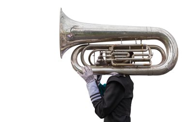 Beyaz izole bir tuba oynayan bir adam. Kırpma ile kaydedilmiş