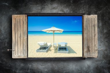 Eski ahşap windows kare taş duvar ve Denizi